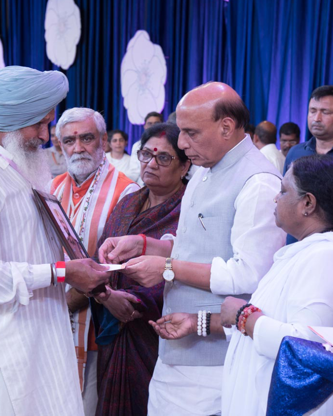 Amma pays tribute to the heroes of Pulwama